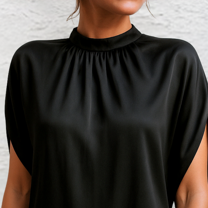 Judy™ | Elegant minikjole i satin med høj hals